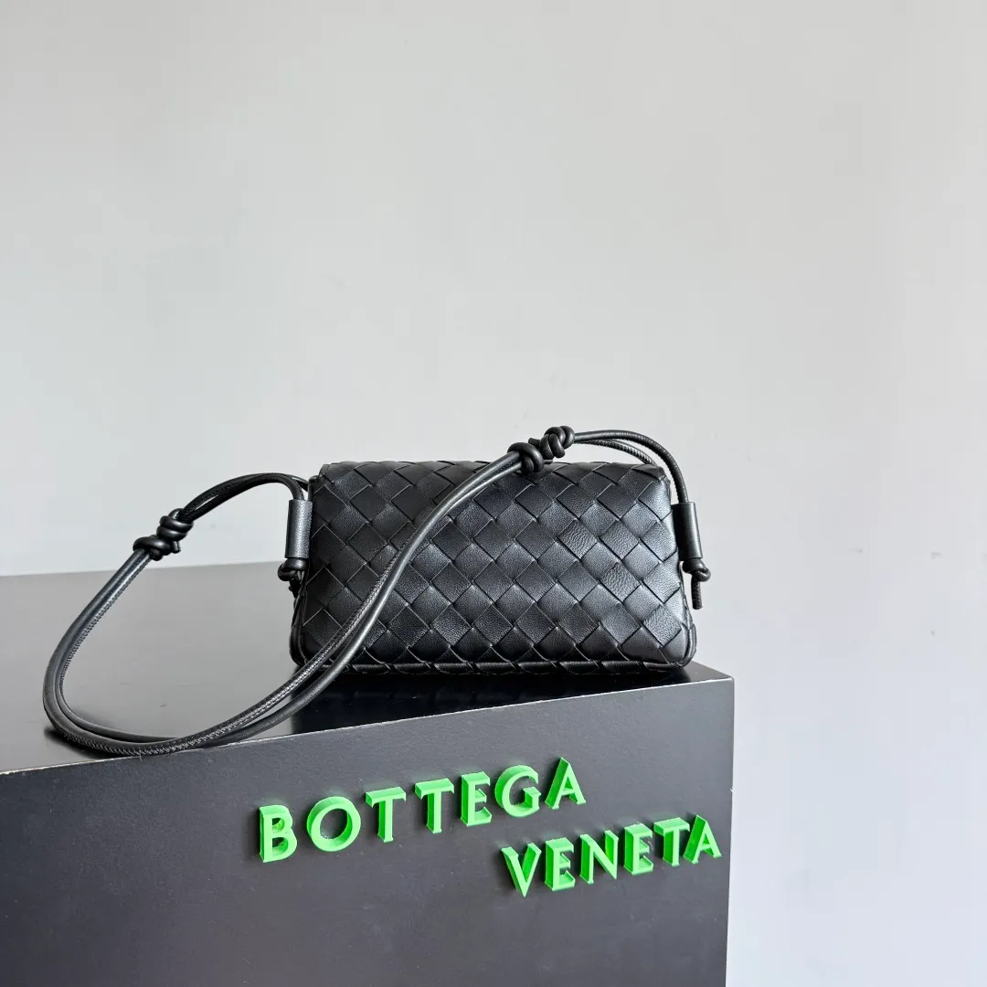 Batch 1680 Bottega Veneta’s new early spring products are here◍˃ᵕ˂◍ This super cute little bag captures my heart every time. This kind of simple little bag that can be carried on the back at any time is really convenient. The surprise of this Notturno clutch lies in the three independent spaces inside. Babies with a lot of belongings must be able to empathize with the tiredness of searching for items for a long time every time. This divided area design simply captures my heart. Style number: 843893 Size: 21*11*9cm